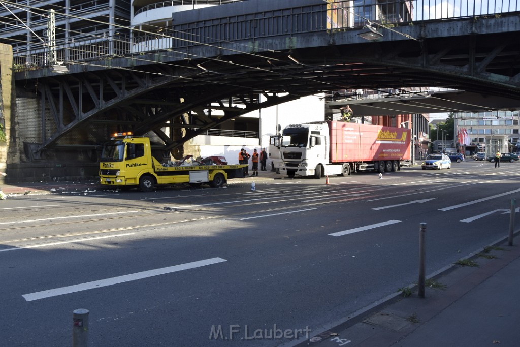 LKW blieb unter Bruecke haengen Koeln Deutz Opladenerstr Deutz Muelheimerstr P164.JPG - Miklos Laubert